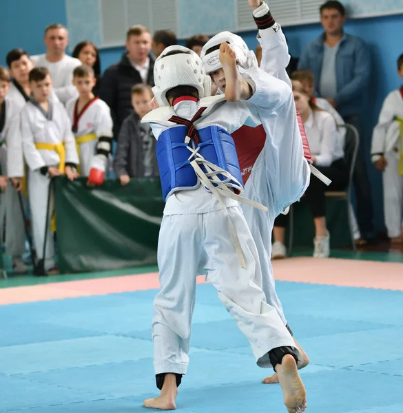 Orenburg, Ryssland - 19 oktober 2019: Pojkar tävlar i taekwondo — Stockfoto