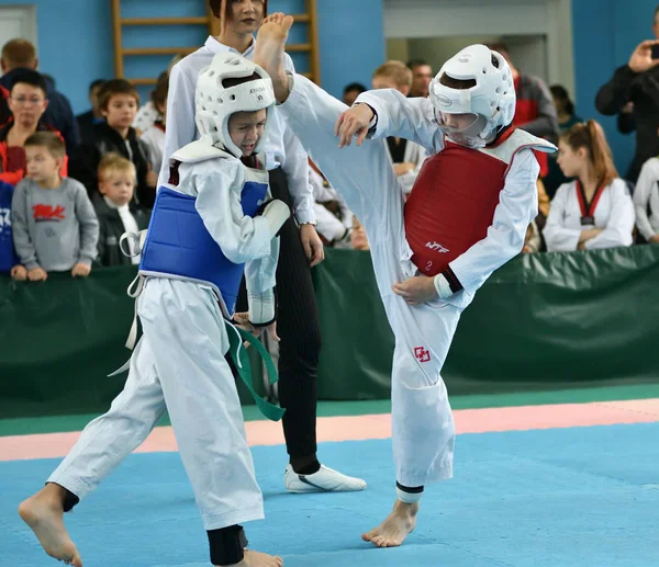 Orenburg, Russie - 19 octobre 2019 : Des garçons concourent au taekwondo — Photo