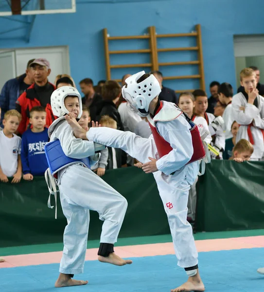 Orenburg, Rússia - 19 de outubro de 2019: Meninos competem em taekwondo — Fotografia de Stock