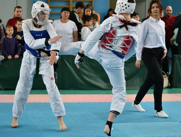 Orenburg, Russia - October 19, 2019: Boys compete in taekwondo — Stock Photo, Image