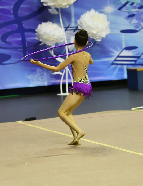 Meisje voert oefeningen in ritmische gymnastiek — Stockfoto