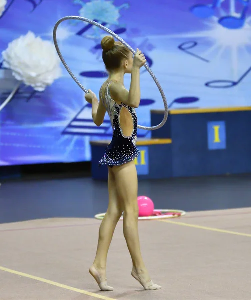 Menina realiza exercícios em ginástica rítmica — Fotografia de Stock