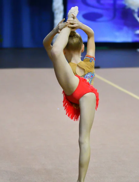 Girl performs exercises in rhythmic gymnastics — 스톡 사진