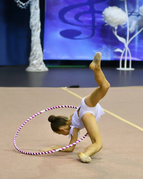 Girl performs exercises in rhythmic gymnastics — Stock Photo, Image