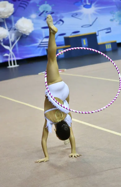 Meisje voert oefeningen in ritmische gymnastiek — Stockfoto