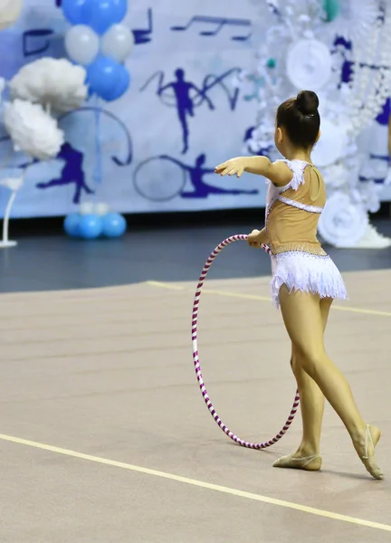 Dívka provádí cvičení v rytmické gymnastice — Stock fotografie