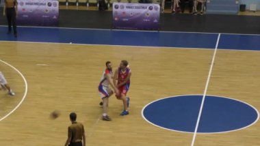Orenburg, Rusya - 13-16 Haziran 2019 yıl: Erkekler Volga Federal Bölgesi amatör Basketbol Ligi Bölgelerarası finallerde basketbol oynuyor