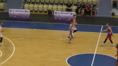 Orenburg, Rusya - 13-16 Haziran 2019 yıl: Erkekler Volga Federal Bölgesi amatör Basketbol Ligi Bölgelerarası finallerde basketbol oynuyor