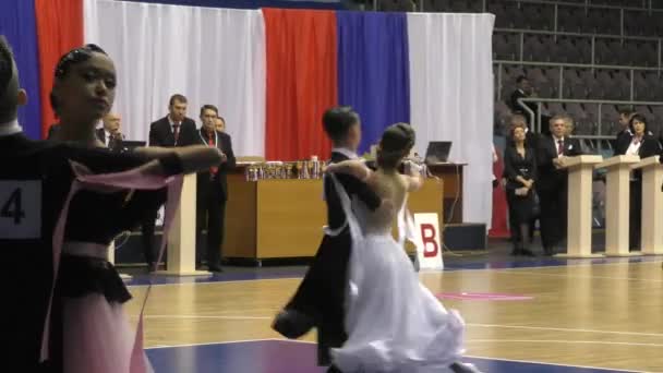 Orenburg Rusia Noviembre 2019 Chica Joven Compiten Los Bailes Deportivos — Vídeo de stock