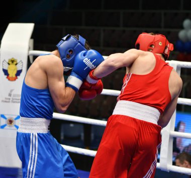 Orenburg, Rusya-7 Mayıs 2017: Erkekler boks müsabakasında