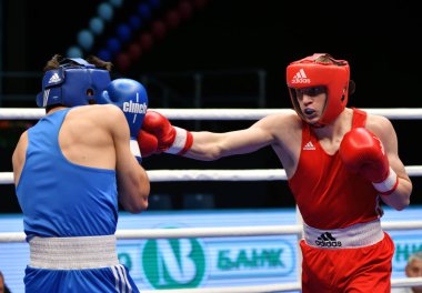 Orenburg, Rusya-7 Mayıs 2017: Erkekler boks müsabakasında