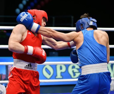Orenburg, Rusya-7 Mayıs 2017: Erkekler boks müsabakasında
