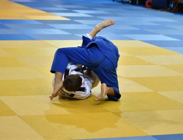 Orenburg, russland - 21.10.2017: Jungen messen sich im Judo — Stockfoto