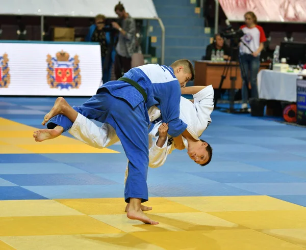 Orenburg, Rusland - 21 oktober 2017: jongens concurreren in Judo — Stockfoto