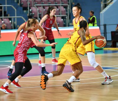 Orenburg, Rusya - 6 Ekim 2019: Kızlar basketbol oynar.