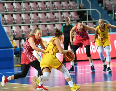 Orenburg, Rusya - 6 Ekim 2019: Kızlar basketbol oynar.