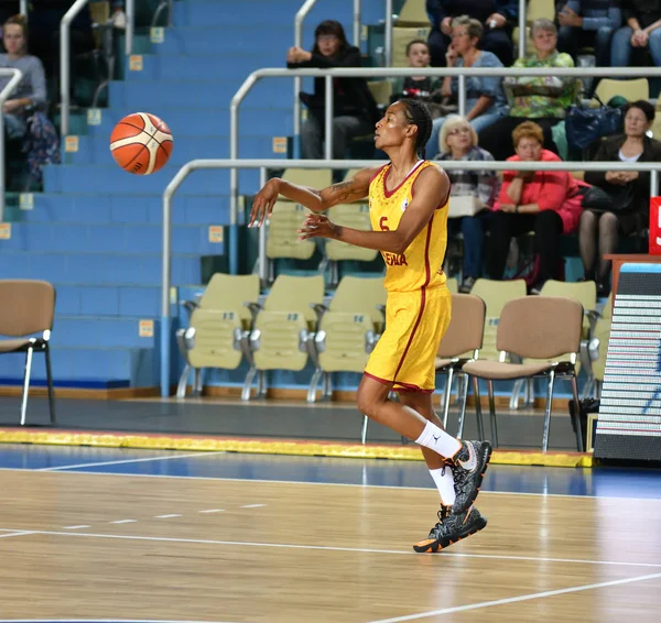 2019年10月6日：俄罗斯奥伦堡：女生打篮球. — 图库照片