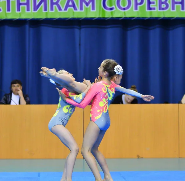 Orenburg, Oroszország, 26-27 május 2017 év: lány versenyeznek a sport akrobatika — Stock Fotó