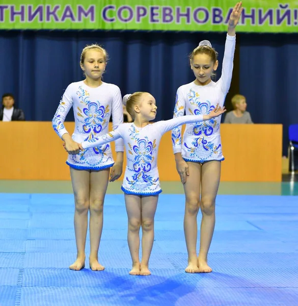 Orenburg, Rússia, 26-27 Maio 2017 anos: menina competir em acrobacias esportivas — Fotografia de Stock