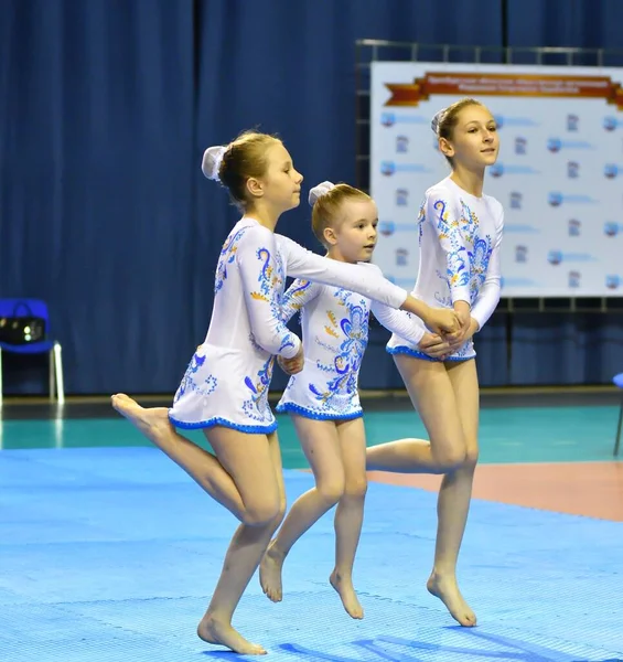 Orenburg, Rússia, 26-27 Maio 2017 anos: menina competir em acrobacias esportivas — Fotografia de Stock