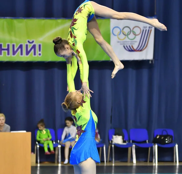 Orenburg, Rusia, 26-27 de mayo de 2017 años: chica compite en acrobacias deportivas —  Fotos de Stock