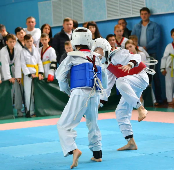 Orenburg, Rússia - 19 de outubro de 2019: Meninos competem em taekwondo — Fotografia de Stock