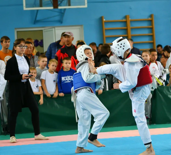 Orenburg, Rusia - 19 de octubre de 2019: Los niños compiten en taekwondo — Foto de Stock