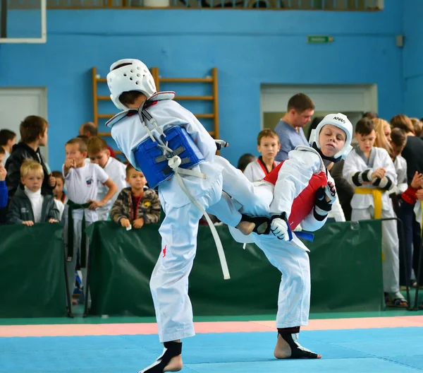 Orenburg, Rusland - 19 oktober 2019: Jongens nemen deel aan taekwondo — Stockfoto