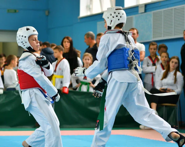 Orenburg, Rússia - 19 de outubro de 2019: Meninos competem em taekwondo — Fotografia de Stock