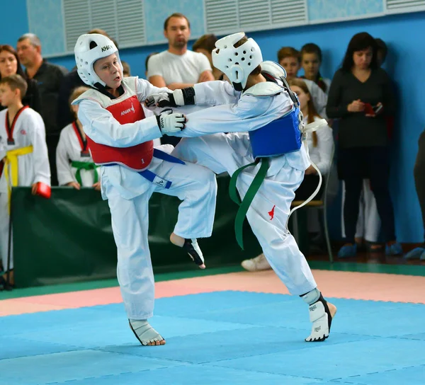 Orenburg, Rusia - 19 de octubre de 2019: Los niños compiten en taekwondo —  Fotos de Stock