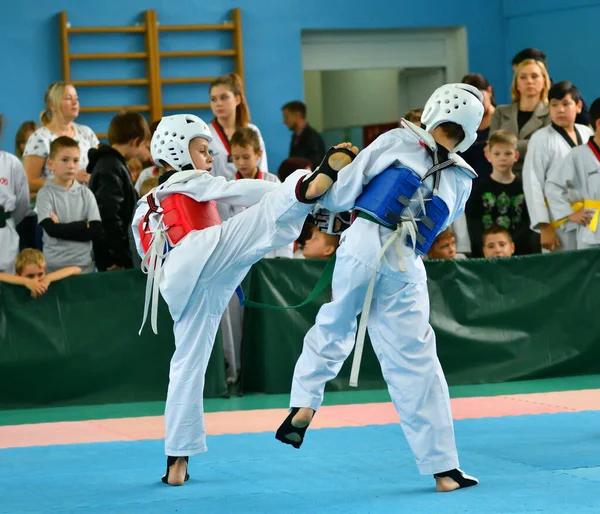 Orenburg, Oroszország - 2019. október 19.: A fiúk taekwondóban versenyeznek — Stock Fotó