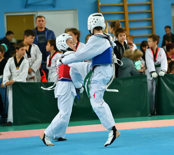 Orenburg, Venäjä - 19. lokakuuta 2019: Pojat kilpailevat taekwondossa — kuvapankkivalokuva