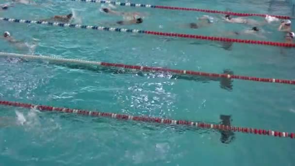 2016年4月21日ロシア オレンブルク 閉鎖されたプールで泳ぐ子供たち — ストック動画