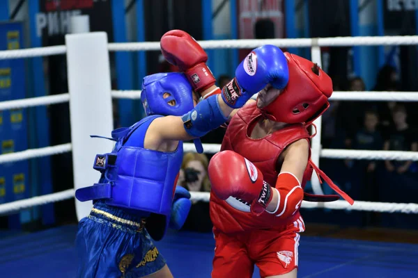 Orenburg, Ryssland - 20 oktober 2019: Pojkar tävlar i thailändsk boxning — Stockfoto