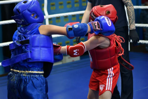 Orenburg, Rusko - 20. října 2019: Kluci soutěží v thajském boxu — Stock fotografie