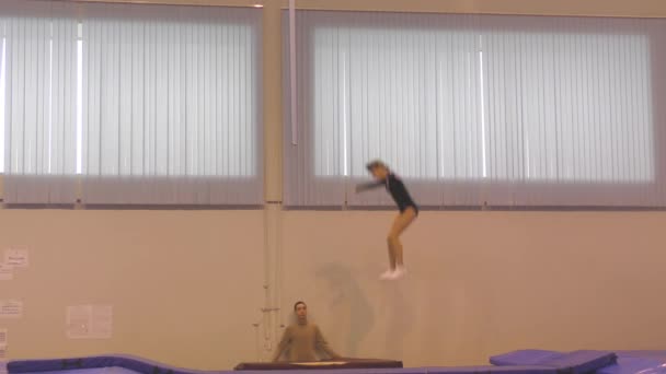 Orenburg Rusland December 2016 Meisjes Concurreren Het Springen Trampoline Wedstrijden — Stockvideo