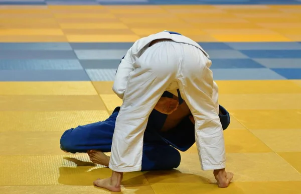 Dwóch Chłopców Judoka Kimono Rywalizują Tatami — Zdjęcie stockowe