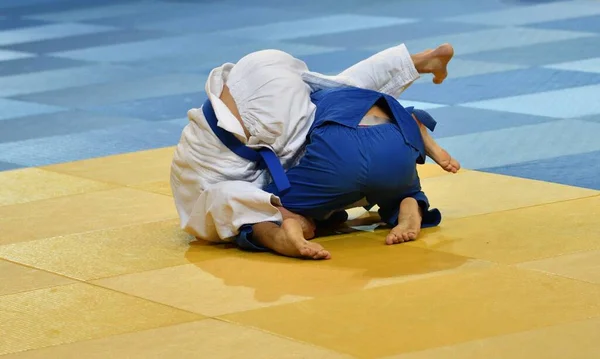 Dois Meninos Judoca Quimono Competir Tatami — Fotografia de Stock