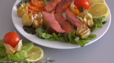 Akdeniz 'de taze sebzelerle pişirilmiş somon balığı.