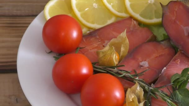 Salmón Cocido Mediterráneo Con Verduras Frescas — Vídeos de Stock