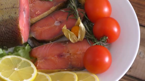 Σολομός Μαγειρεμένος Στη Μεσόγειο Φρέσκα Λαχανικά — Αρχείο Βίντεο