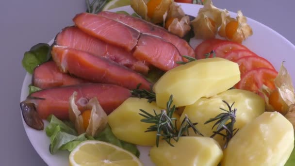 Salmón Cocido Mediterráneo Con Verduras Frescas — Vídeo de stock