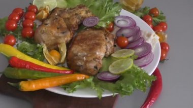 Akdeniz mutfağında taze sebzeli domuz eti.