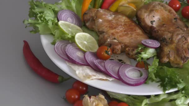 地中海菜肴中的猪肉和新鲜蔬菜 — 图库视频影像