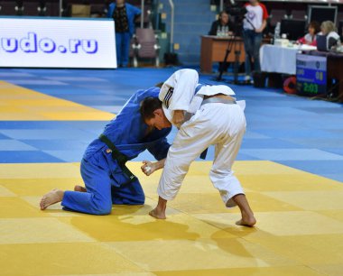 Orenburg, Rusya Federasyonu - 21 Ekim 2017: Boys V. S. Çernomirdin anısına adanmış kız ve erkek çocuklar arasında tüm Rus Judo turnuvasında Judo rekabet
