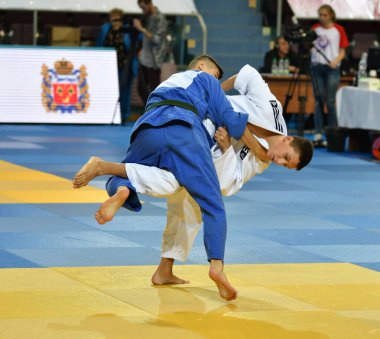Orenburg, Rusya Federasyonu - 21 Ekim 2017: Boys V. S. Çernomirdin anısına adanmış kız ve erkek çocuklar arasında tüm Rus Judo turnuvasında Judo rekabet