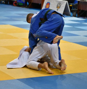 Orenburg, Rusya Federasyonu - 21 Ekim 2017: Boys V. S. Çernomirdin anısına adanmış kız ve erkek çocuklar arasında tüm Rus Judo turnuvasında Judo rekabet