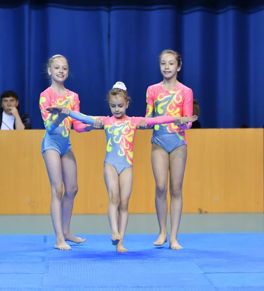 Orenburg Rusia Mayo 2017 Años Chica Compite Acrobacias Deportivas Open —  Fotos de Stock