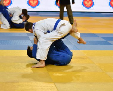 Orenburg, Rusya Federasyonu - 21 Ekim 2017: Boys V. S. Çernomirdin anısına adanmış kız ve erkek çocuklar arasında tüm Rus Judo turnuvasında Judo rekabet
