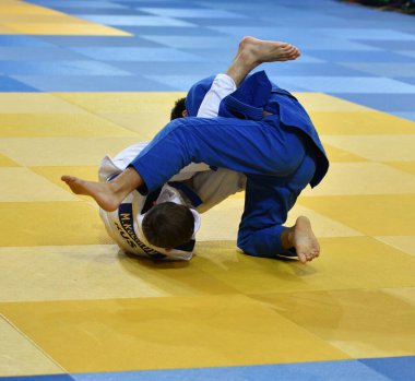 Orenburg, Rusya Federasyonu - 21 Ekim 2017: Boys V. S. Çernomirdin anısına adanmış kız ve erkek çocuklar arasında tüm Rus Judo turnuvasında Judo rekabet